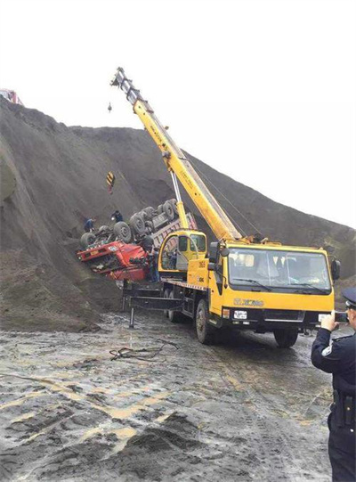 双鸭山上犹道路救援